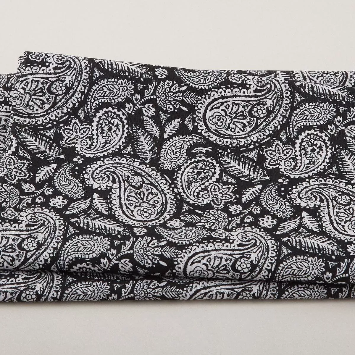 Mellow Yellow – Paisley Black 2 Yard Cut