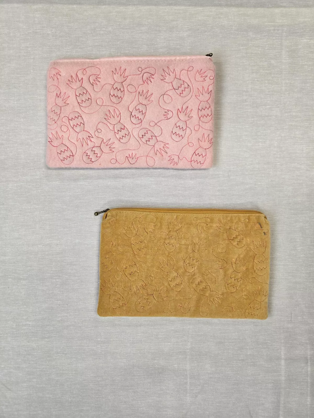 Trapunto Pineapple Zipper Pouch/Mustard (Kimberbell)